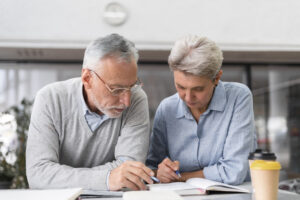 coppia che parla consultandosi su quello che sta leggendo