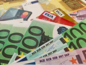 Banconote euro e carte di credito